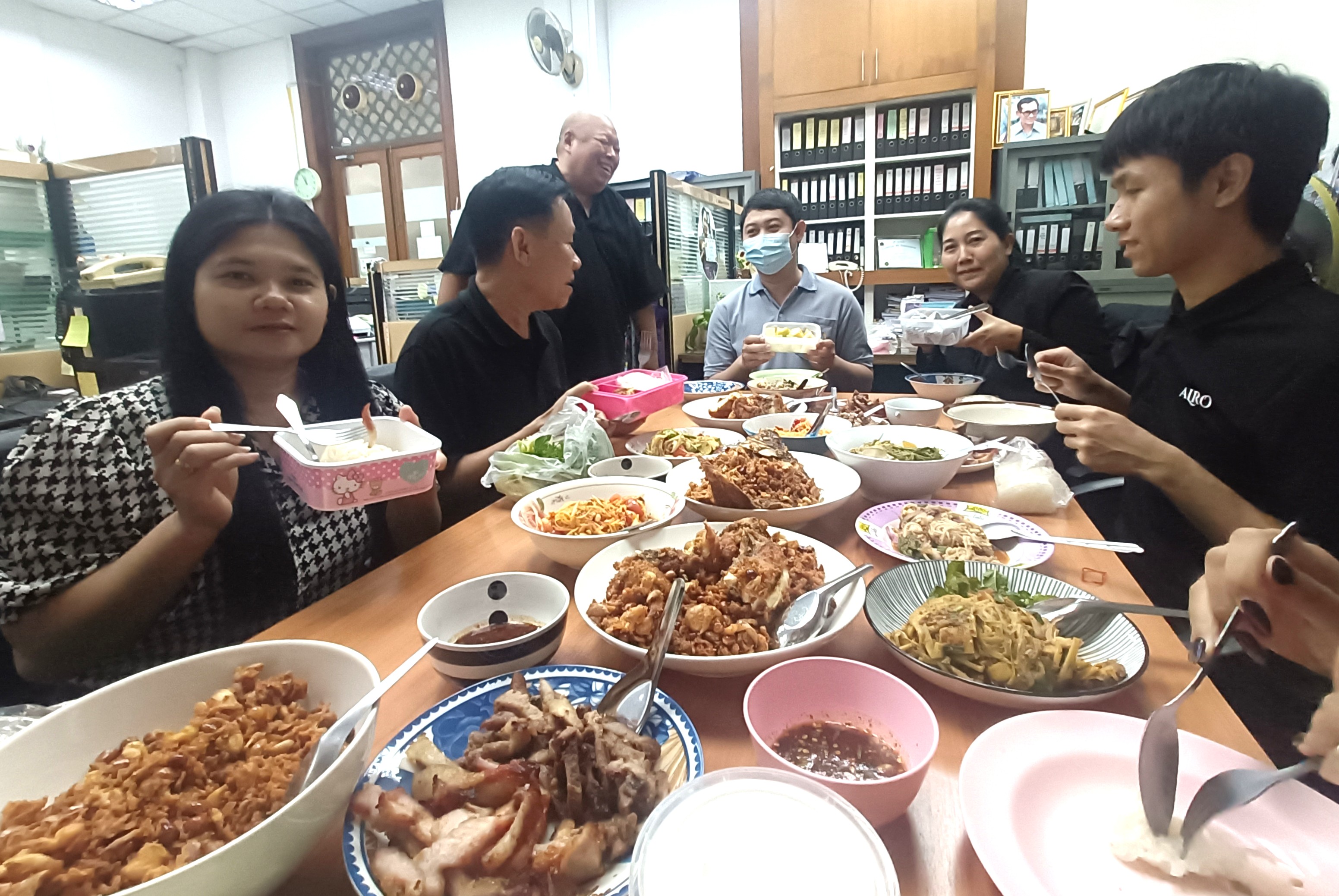 title - กลุ่มพัฒนาระบบบริหาร ส.ป.ก. ร่วมทำกิจกรรมหิ้วปิ่นโตรับประทานอาหารร่วมกัน 